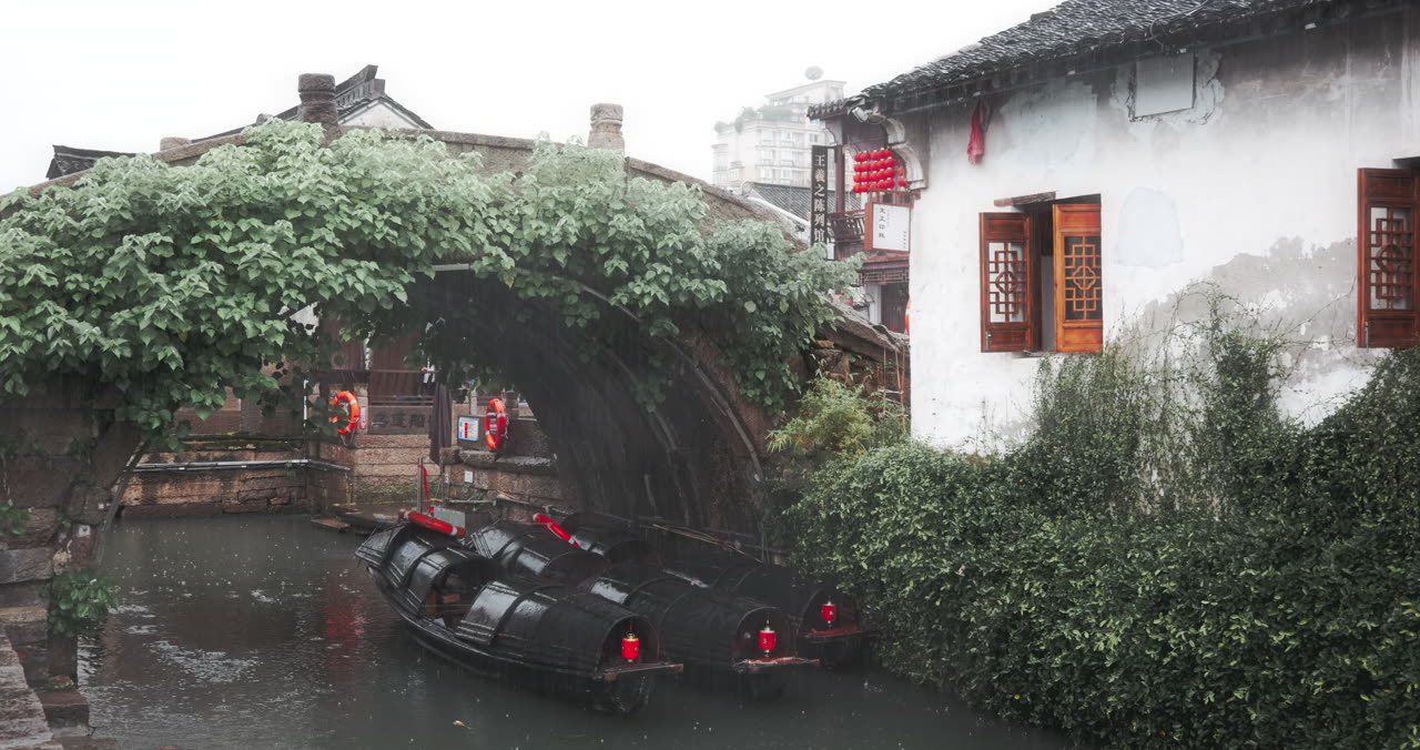 梅雨季的烟雨江南